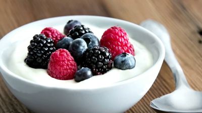 Learn how carbs, proteins, and fiber-rich food constitute a complete breakfast