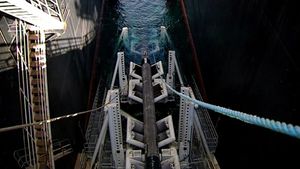 See the building of an offshore gas pipeline on the seabed of the North Sea
