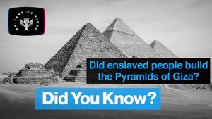 No, enslaved people didn't build the Pyramids of Giza