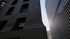 Explore the architecture and design of the Monadnock Building in Chicago built in two different phases