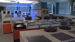 Know the functioning of the ICL 2966 an integrated circuit mainframe computer