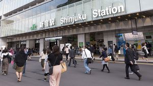 Discover how Norii Tomi's behavioral study at Railway Technical Research Institute helps in the smooth movement of the crowd inside the station
