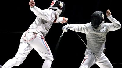 Men fencing (sport; swordplay; sword)
