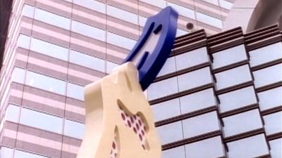 Witness the installation of one of Roy Lichtenstein's sculptures in Tokyo