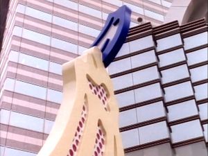 Witness the installation of one of Roy Lichtenstein's sculptures in Tokyo