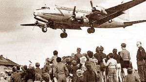 Understand the Soviet Union's blockade of Berlin with the introduction of the Deutschmark in West Berlin