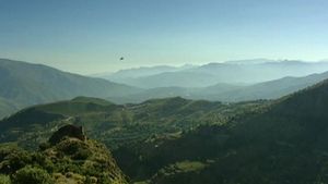 Watch a band of mountaineers on a dangerous trek to the Sierra Nevada to reach the Mulhacen summit