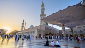 Learn about the conservative nature of Saudi Arabian society