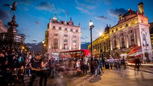 Explore London city's famous and historical landmarks, neighborhood, markets, shopping at Bates, St. Paul's Cathedral, Notting Hill, and Tower Bridge